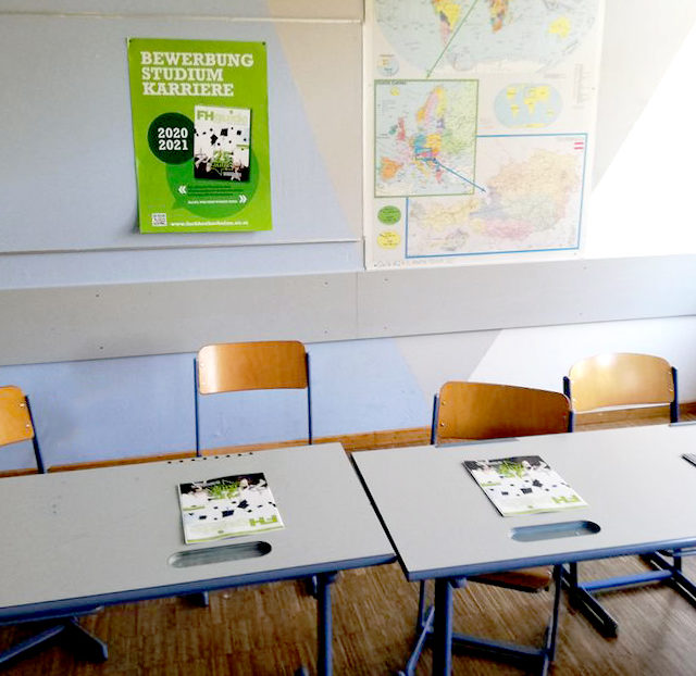 Platzierung von Foldern und Plakaten in Schulklassen